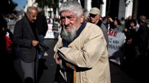 Въпреки Европа Гърция изплаща коледните премии за пенсионерите