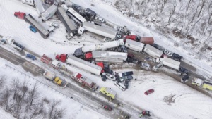 Верижна катастрофа с 60 автомобила в Пенсилвания заради снега