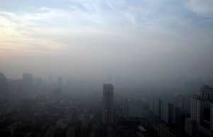 Заради силен смог в Пекин затвориха стотици заводи