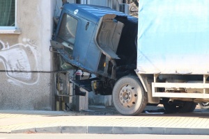 Камион се заби в табло за газ в Казанлък