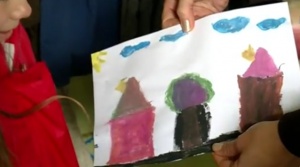 Някои от децата в Хитрино рисуват изгорели къщи