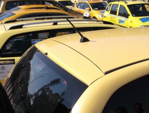Таксиметрови шофьори блокират движението в Пловдив и Бургас