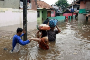 Наводненията в Индонезия наложиха евакуация на над 100 хил. души