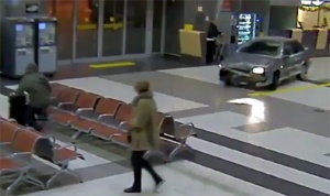 Друсан руснак се вряза с автомобила си в терминал на летището в Казан (ВИДЕО)