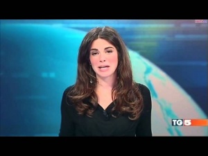 Италианска ТВ водеща срина ефира. Показа се по бедра и бикини (ВИДЕО)