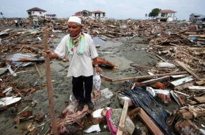 Хиляди почетоха паметта на загиналите след опустошителното цунами в Индонезия от 2004 г