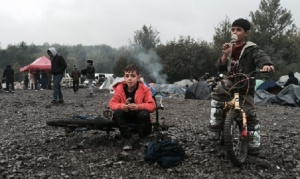 Стотици бежанци тайно са се върнали в разрушения лагер в Кале