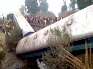 Двама загинали и над 40 ранени при влакова катастрофа в Индия