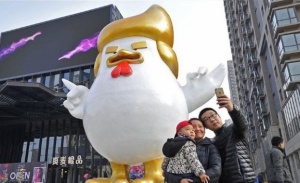 Китайски мол ще отпразнува Годината на петела със скулптура на Тръмп като птица