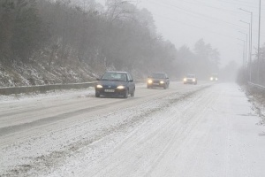 Затварят пътни участъци заради обилните снеговалежи
