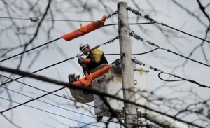 Силният вятър остави две села без ток в Сливенско