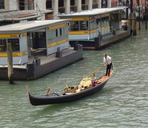 Ниското ниво на приливите във Венеция спря движението на гондоли