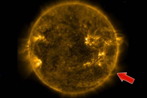 НАСА снима НЛО, което се зарежда от Слънцето