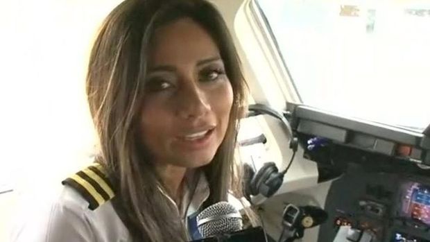 Сексапилна дама пилотирала самолета-ковчег (Видео)