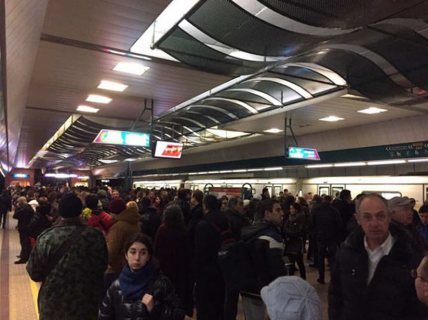 Авария блокира стотици в софийското метро