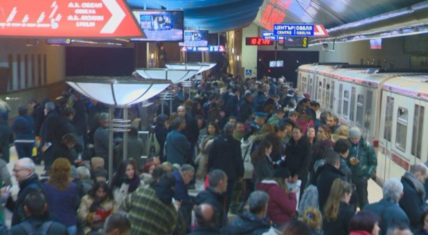Счупена контактна релса е причината за петчасовата авария в столичното метро