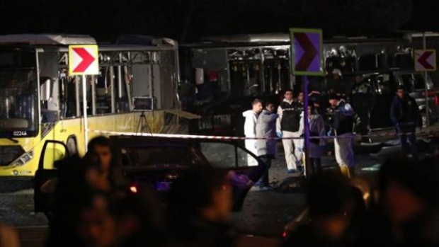Среднощен атентат взе жертви в Истанбул