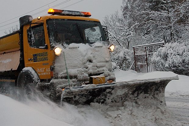 Над 300 машини обслужват заснежените участъци на републиканските пътища