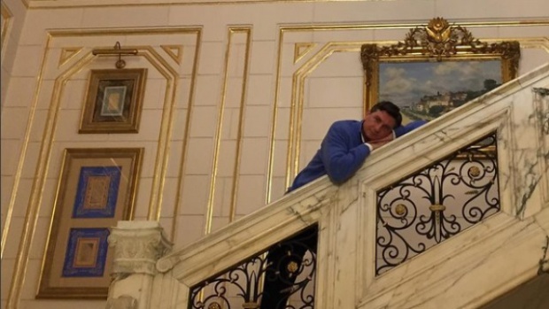 ХИТ в нета! Снимаха словенският президент полегнал на мраморен парапет