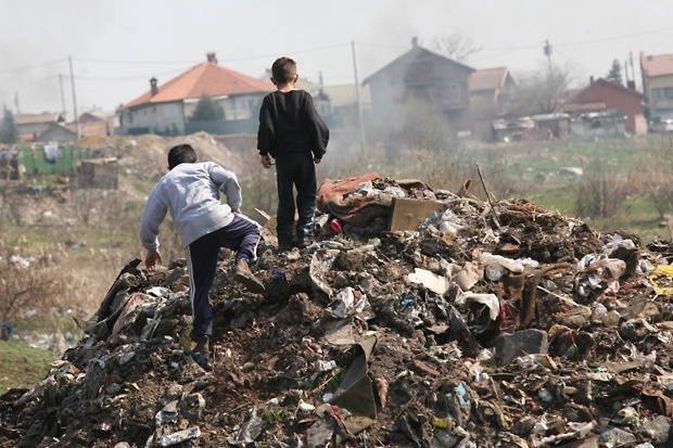 Откриха незаконно сметище за битови отпадъци край Кичево