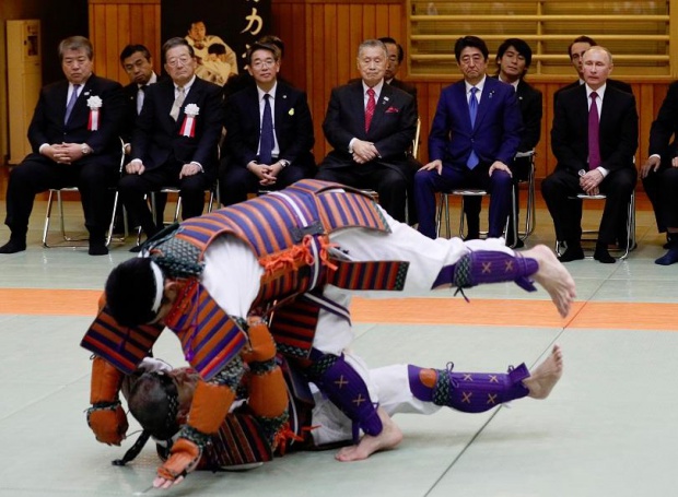 Путин посети школа по джудо в Токио