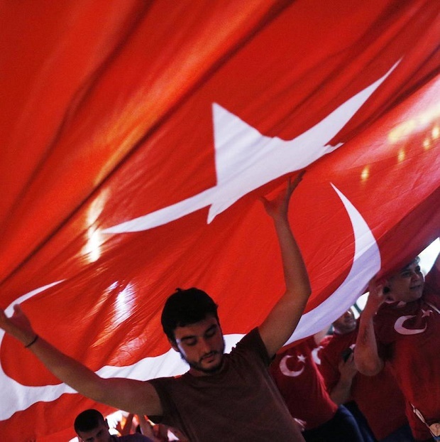 Взрив и нападение в офис на прокюрдска партия в Турция