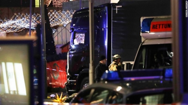 Камион се вряза в коледен базар в Берлин, има жертви и ранени (ВИДЕО)