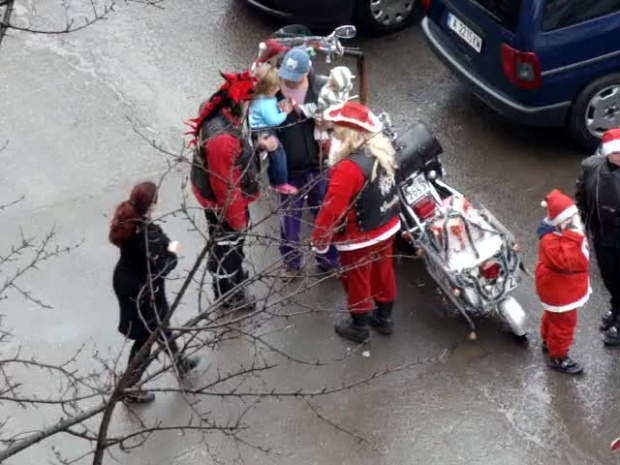 Десетки рокери помагат на Дядо Коледа в София