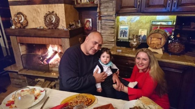 Борисов постна семейни снимки от Бъдни вечер във Фейсбук (СНИМКИ)
