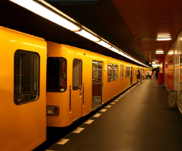 Задържаха 7 мигранти запалили бездомник в берлинското метро