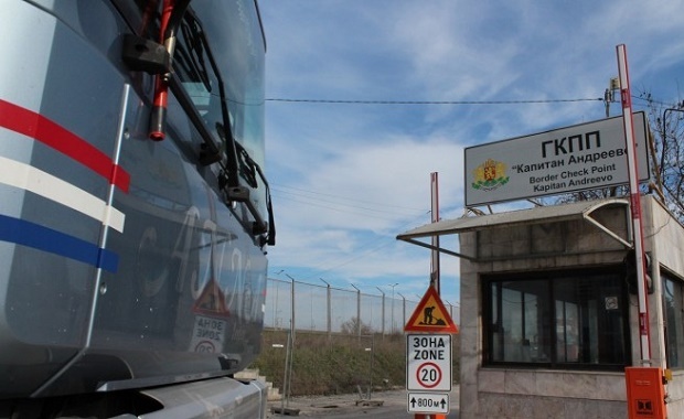 Бежанци минават граници скрити в ТИР-ове, шофьорите не знаят