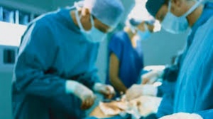 Лекари извадиха ножица от корема на опериран преди 18 г виетнамец