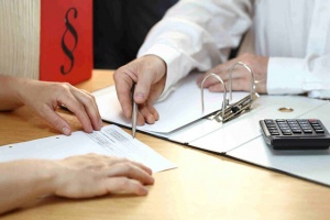 Юристи: Глобите за закъснение за работа са незаконни