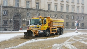 Снегопочистващи екипи започнаха обработка на улиците в София
