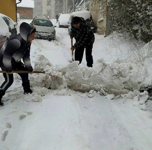 Забавяне със снегопочистването блокира улиците в Перник