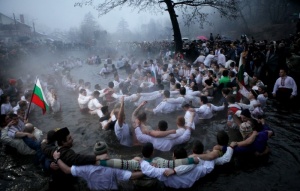 Съмнения за счупен крак и хипотермия след мъжкото хоро в Калофер