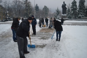 Затворници се включиха в снегопочистването във Враца