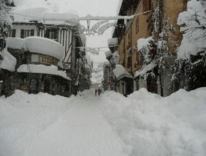 Обилните снеговалежи парализираха планинско градче в Италия