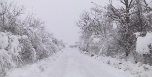 Снегонавявания и преспи блокираха два пътя край Монтана