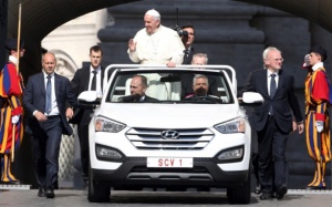 Франциск отказа бронираните папамобили заради близостта до хората