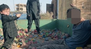 Ужасяващо! Момченце-джихадист застреля затворник