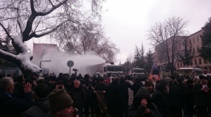 Протестиращи искаха да нахлуят в турския парламент, полицията използва газ и водни оръдия (ВИДЕО)