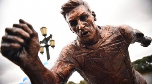 Хулигани се гавриха със статуя на Меси в Аржентина