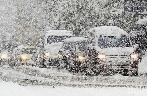 Снежна виелица блокира магистрали и основни пътища