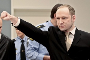 Серийният убиец Андреш Брайвик отправи нацистки поздрав на влизане в съдебната зала