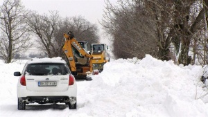 Снежни преспи блокираха село край Търговище за втори път