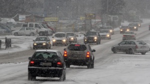 Обилните снеговалежи затвориха три румънски магистрали към България