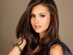 Нина Добрев изненада феновете в Лондон с нова прическа