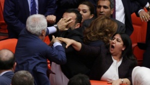 Депутати раздаваха юмруци в турския парламента след дебат за конституцията (ВИДЕО)