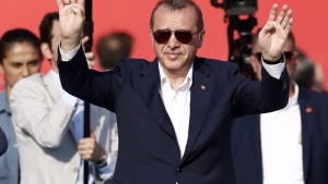 Парламентът в Турция одобри членството на Ердоган в политически формации